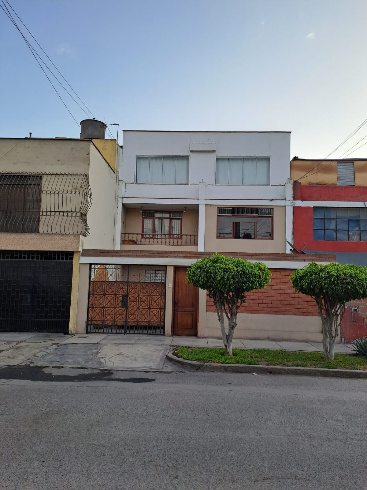 CASA 160 m2 3 PISOS 7 DOR 3 BAÑOS URB. SOL DE ORO LOS OLIVOS $ 250.000